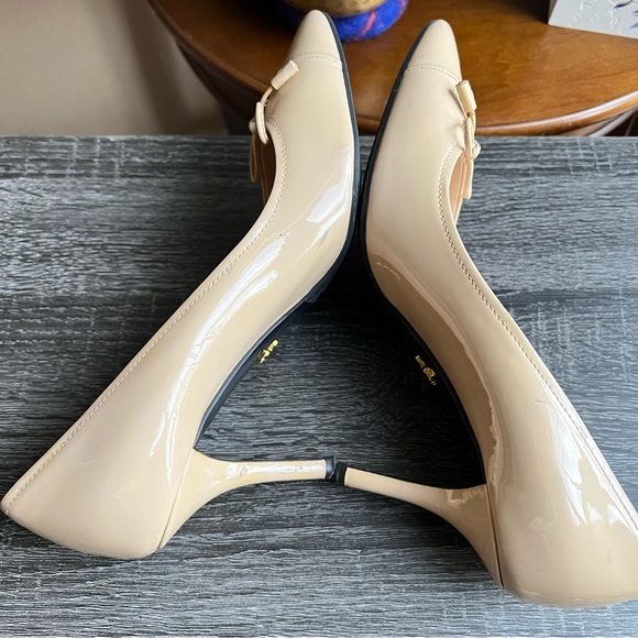 Prada Beige Patent Leather Pointed Toe Bow Pump Heels EU38.5 US8.5 UK5.5 $950 - Picture 9 of 17